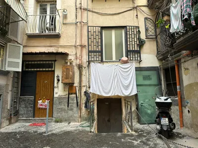 拿坡里這座城市像是一盤千層麵