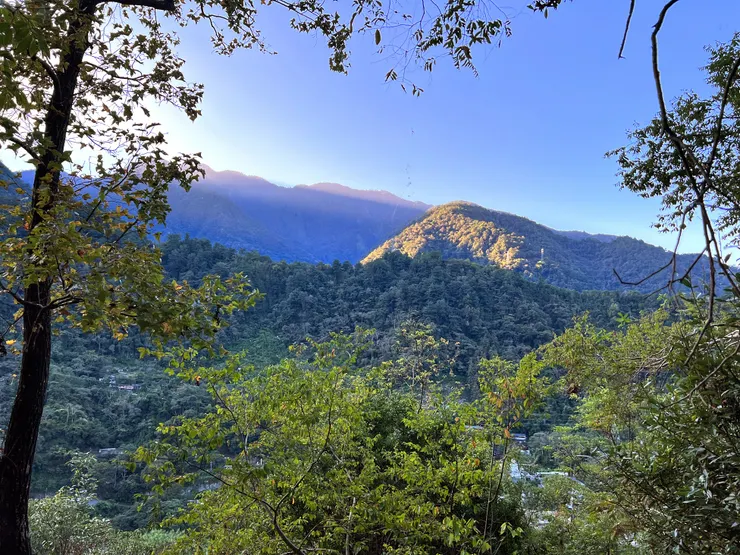 層層光影陽光上來了