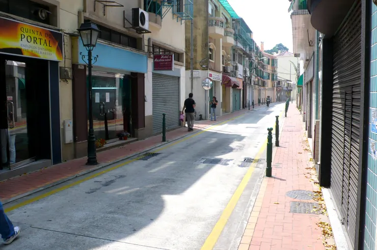 是日午餐的街道一片空靜