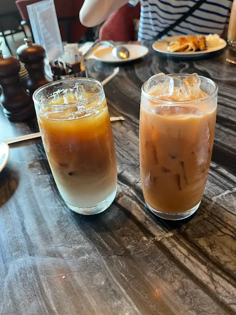 左 - 冰拿鐵、右 - 泰式奶茶