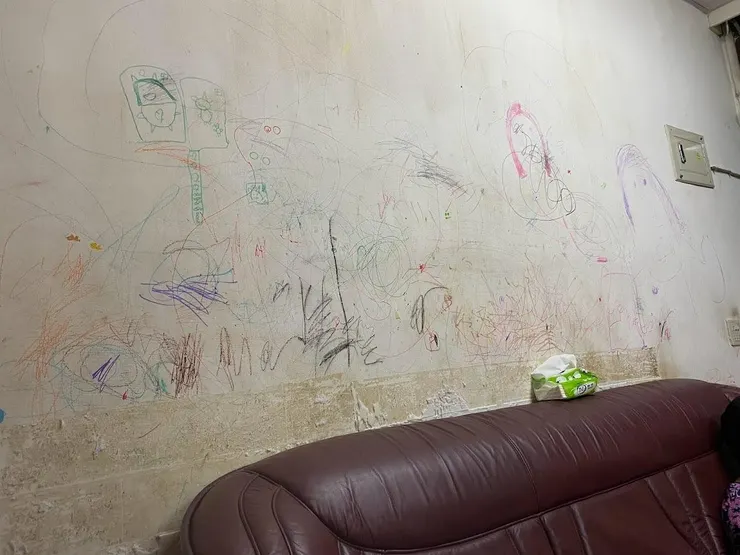 「體無完膚」的牆壁