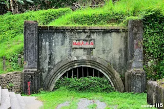 石底大斜坑是日治後期因應增產所開鑿的坑道，不過廢棄多年前方累積不少土石，軌道則是近年新增的意象