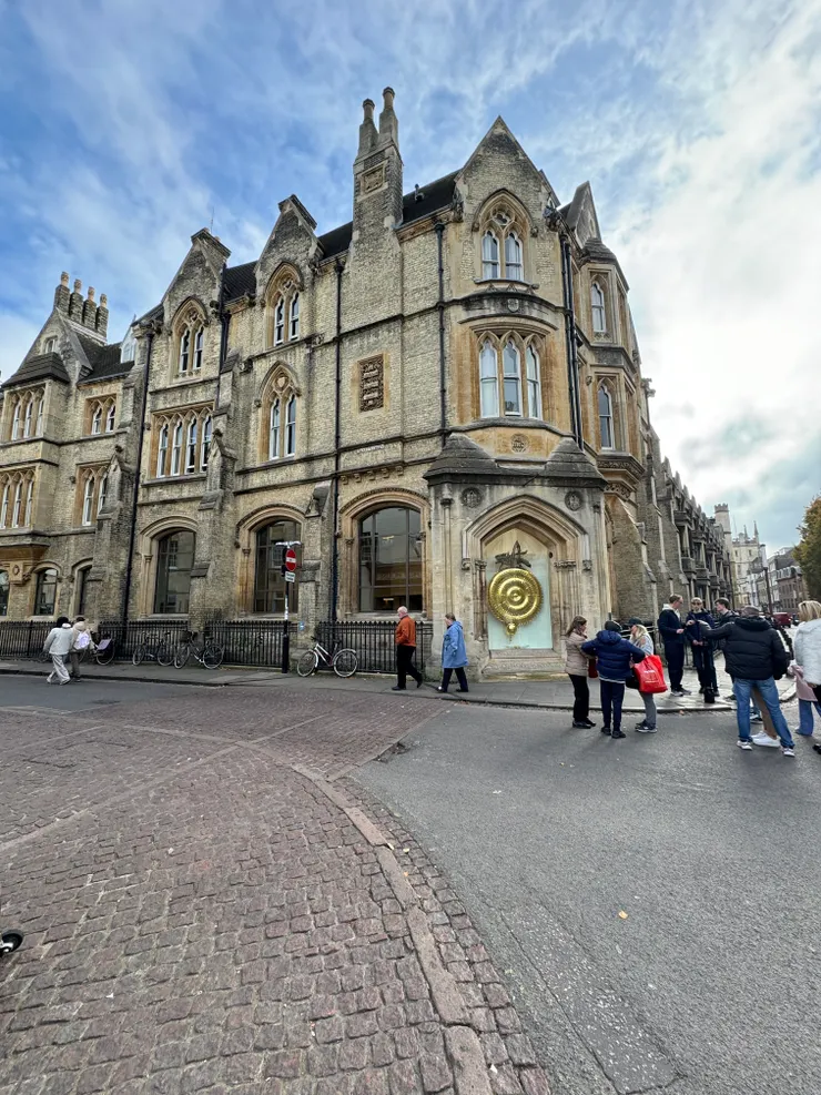 在這裡右轉就會找到pizza店囉