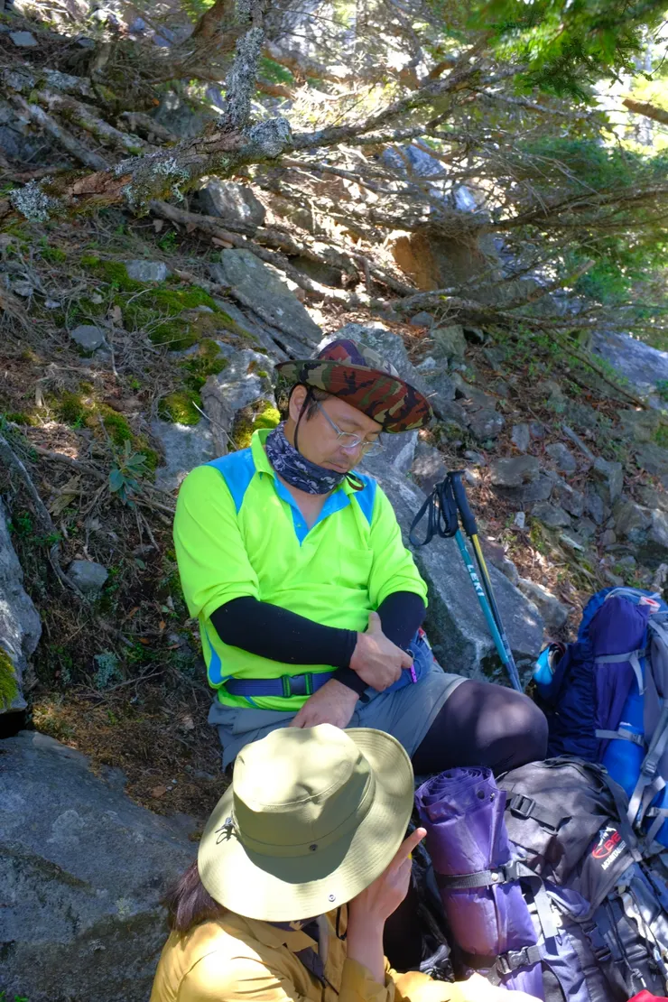 邱董吃完飯糰，立刻進入充電模式..........