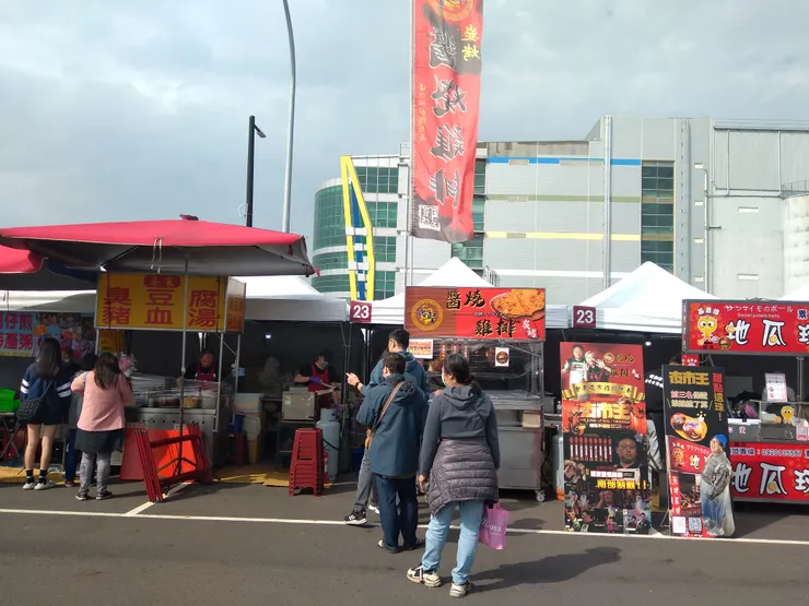 這是有收現金的商家。說真的要吃美食。需要排隊隔一個小時，我真的沒有耐心。  所以我情願先買這一家的。 