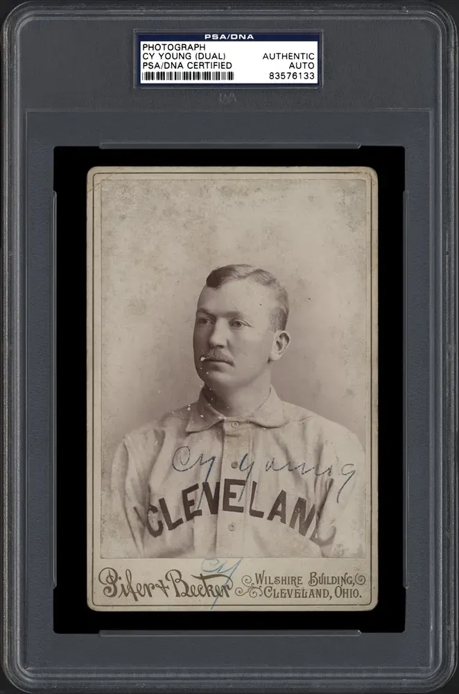 PSA 鑑定的賽揚簽名，可以與前面的照片比對，自行判斷是否為真　Photo：PSA