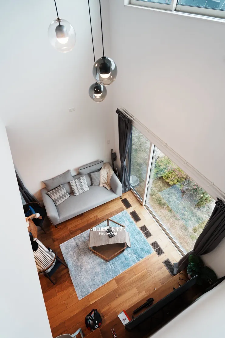 客廳挑高式設計營造出更寬敞、層次豐富的空間感。〔Akikawa VillasⅠ〕