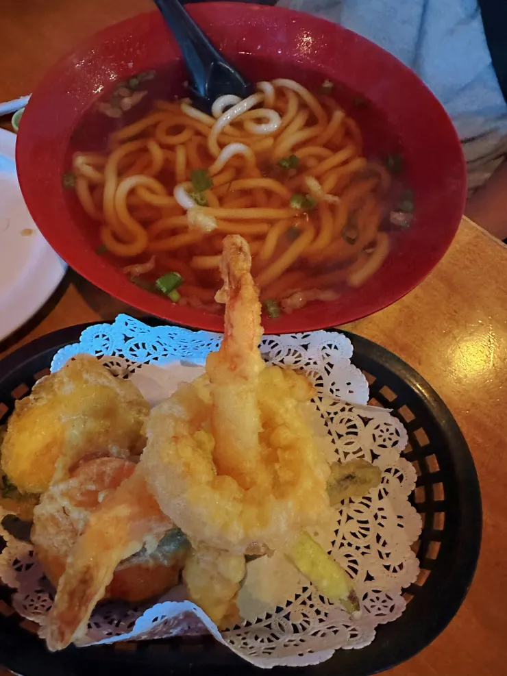 天婦羅烏龍麵份量十足，女生可以二個人一起吃，經濟實惠~