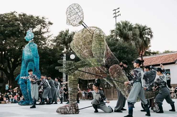 無獨有偶工作室劇團《山海共生》首次於台北演出，4.5公尺大偶快閃南港/攝影：李建霖 