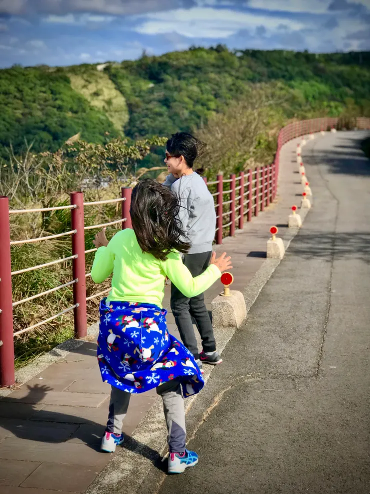 稜線步道風速勁，孩兒們覺得快被風吹飛
