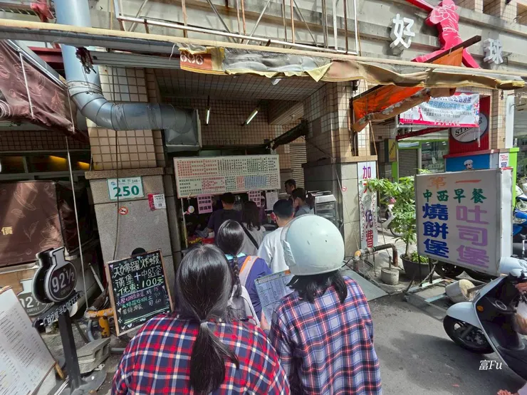 週日10:00到現場，排隊排到馬路邊。