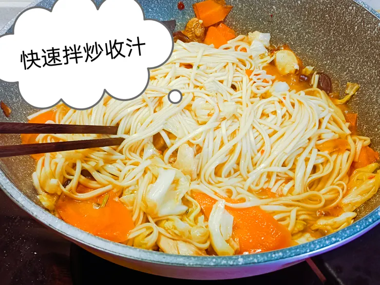 收汁過程手腳要快不然麵會黏鍋                                                                                                                                  梵靈乾坤工作室提供
