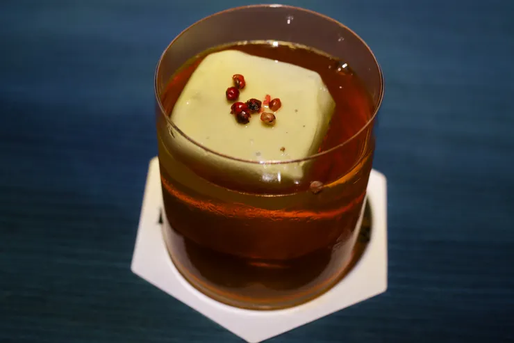 白可可脂像是雪後森林的浮土 粉紅胡椒像是落果