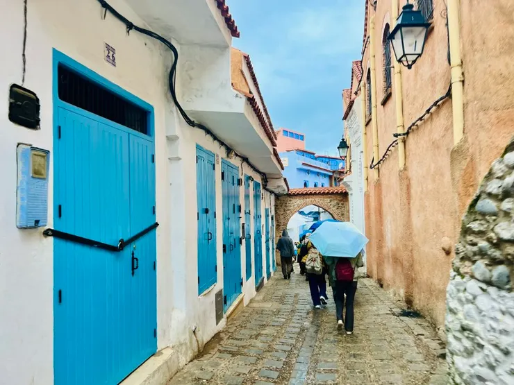 步行下山但鵝卵石路濕滑