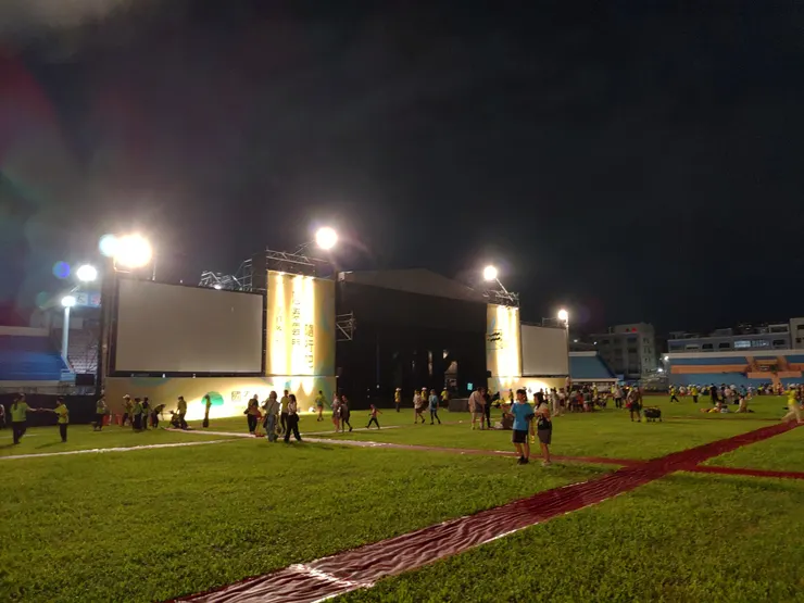 人潮散去後的嘉義市立體育場草皮