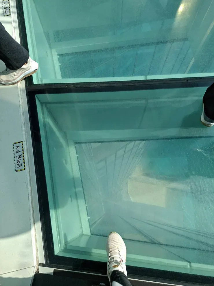 透明小空橋,不過沒有完全透明,所以應該不會太可怕~