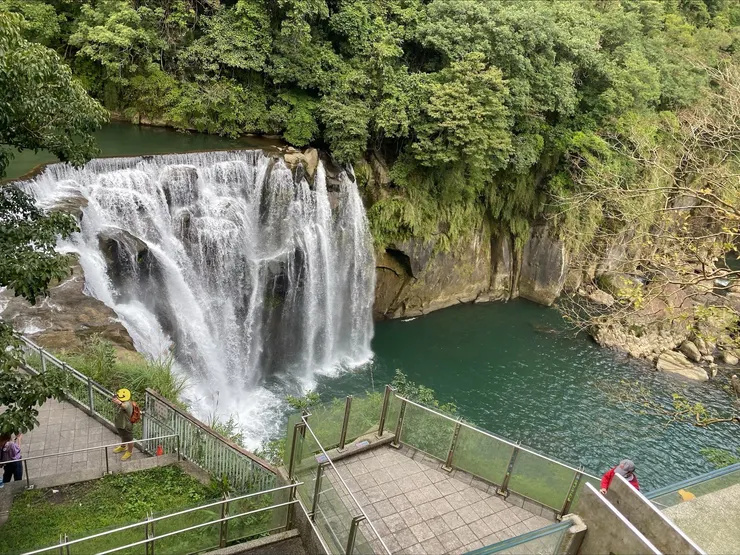 登「觀瀑樓」，其不同樓層可以一窺不同角度的十分瀑布。（攝影：抱城。）