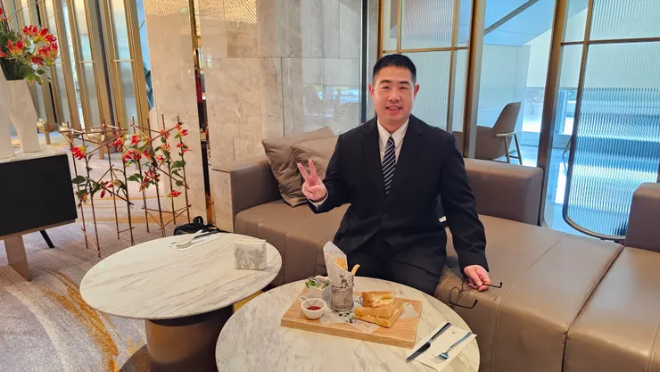 我桌上是台北漢來大飯店大廳酒廊的蛋沙拉三明治!有附炸薯條!