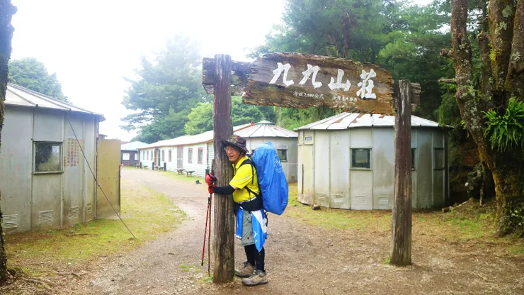 邱董感動得抱柱痛哭...