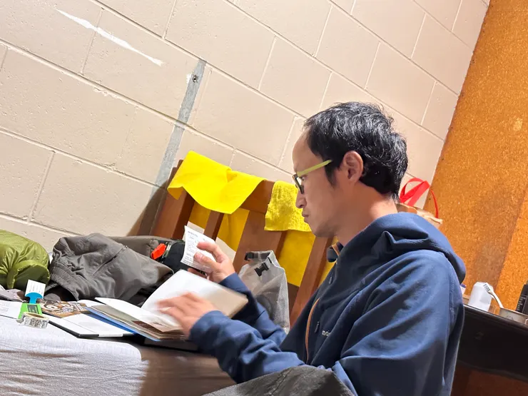 每天晚上固定要煮飯、畫畫紀錄、安排隔天住宿等已經夠忙，如果有什麼臨時的事情發生，很容易讓人情緒崩潰。