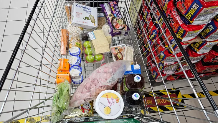 初一下午走春完!大家去樹林家樂福採買晚上要吃的火鍋菜色!