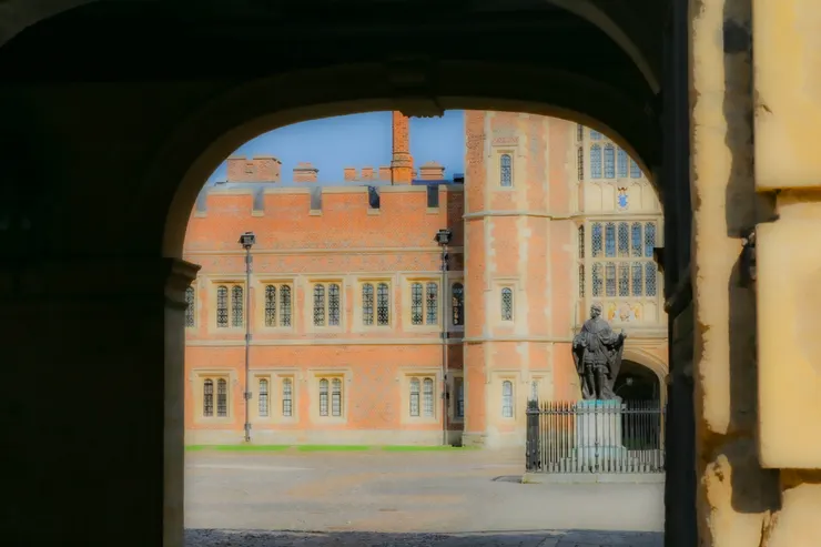 從狹小的門口一窺伊頓公學的內部