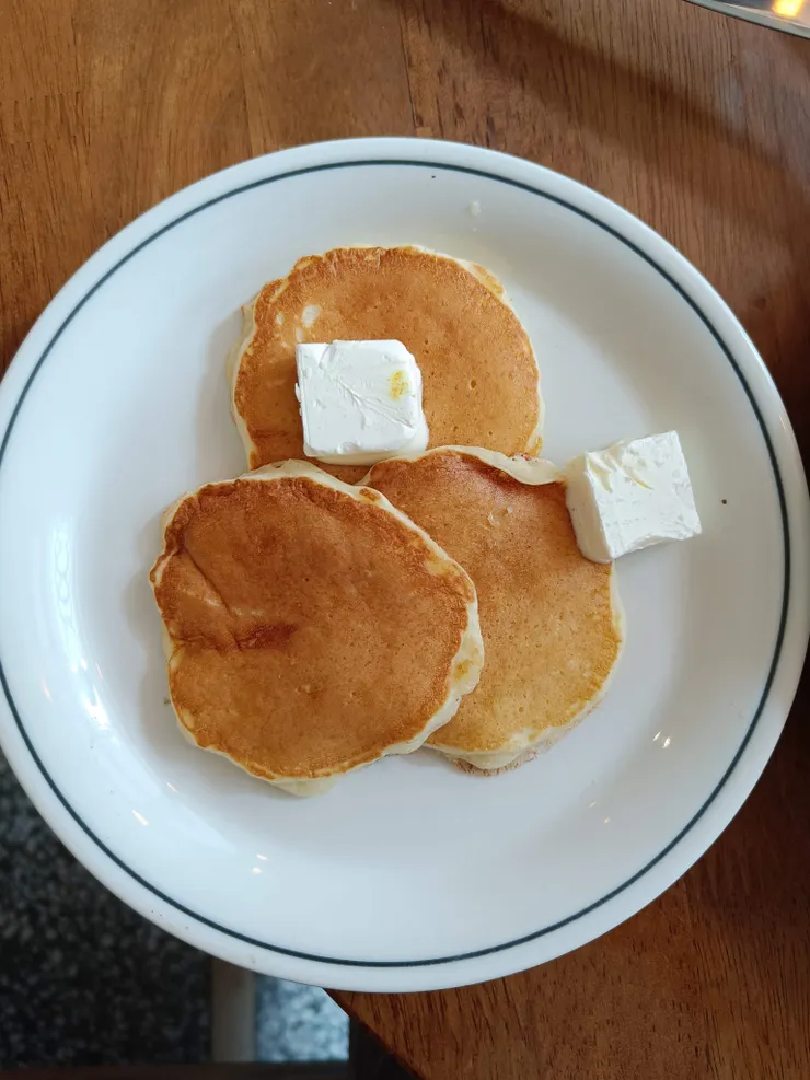 鬆餅上放了奶油