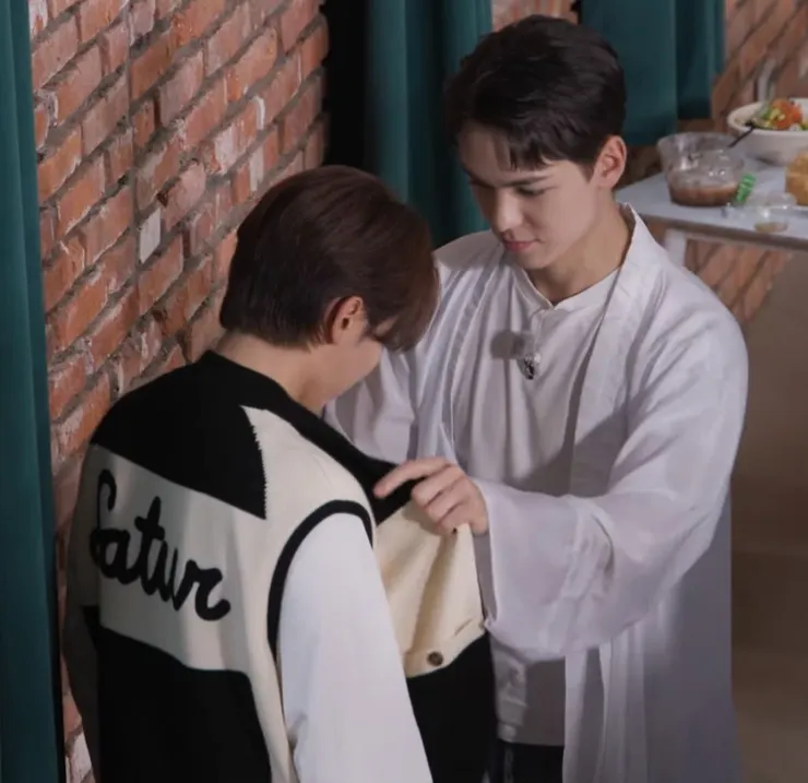 那天拍攝完畢要上車時 崔瀚率幫夫勝寛整理衣服