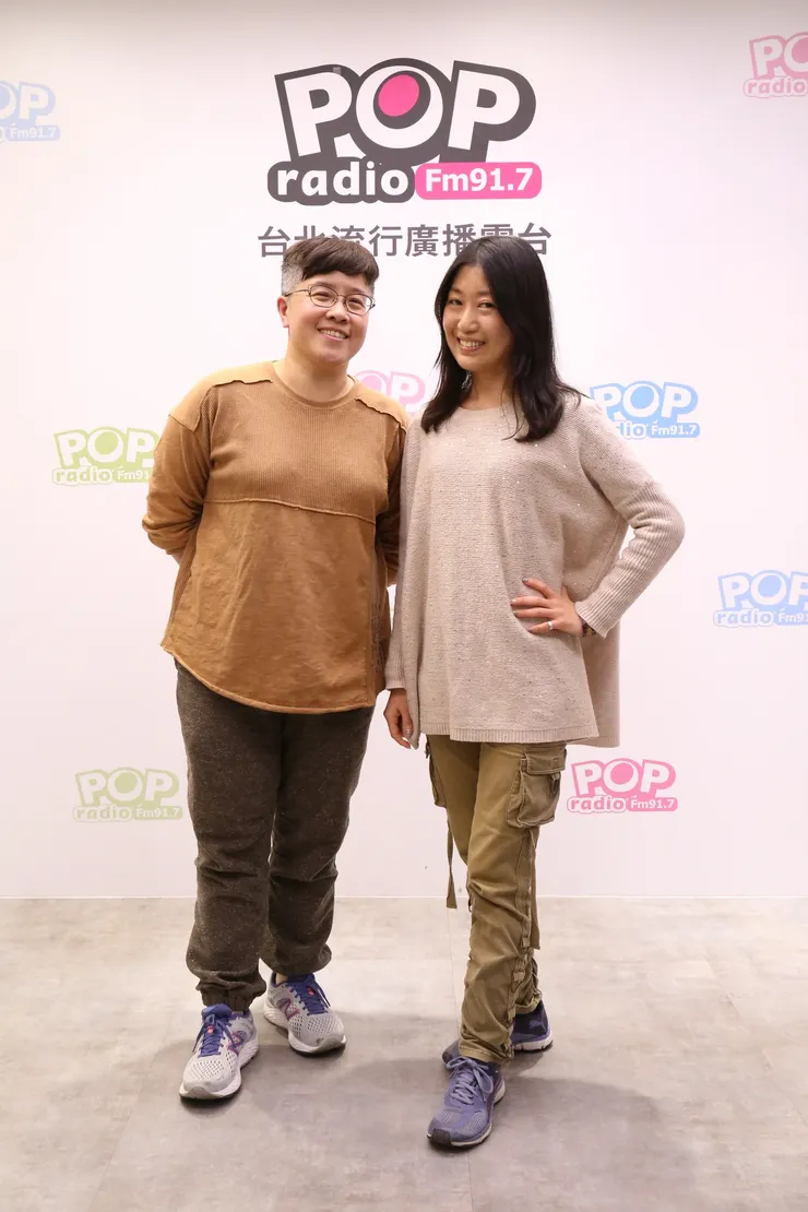 前兩次合影的我都太憔悴了，所以放上 2021 年在 POP Radio 的合照。