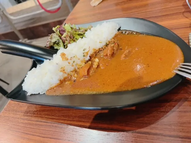 香料很足，吃起來意外有辣的雞肉咖哩