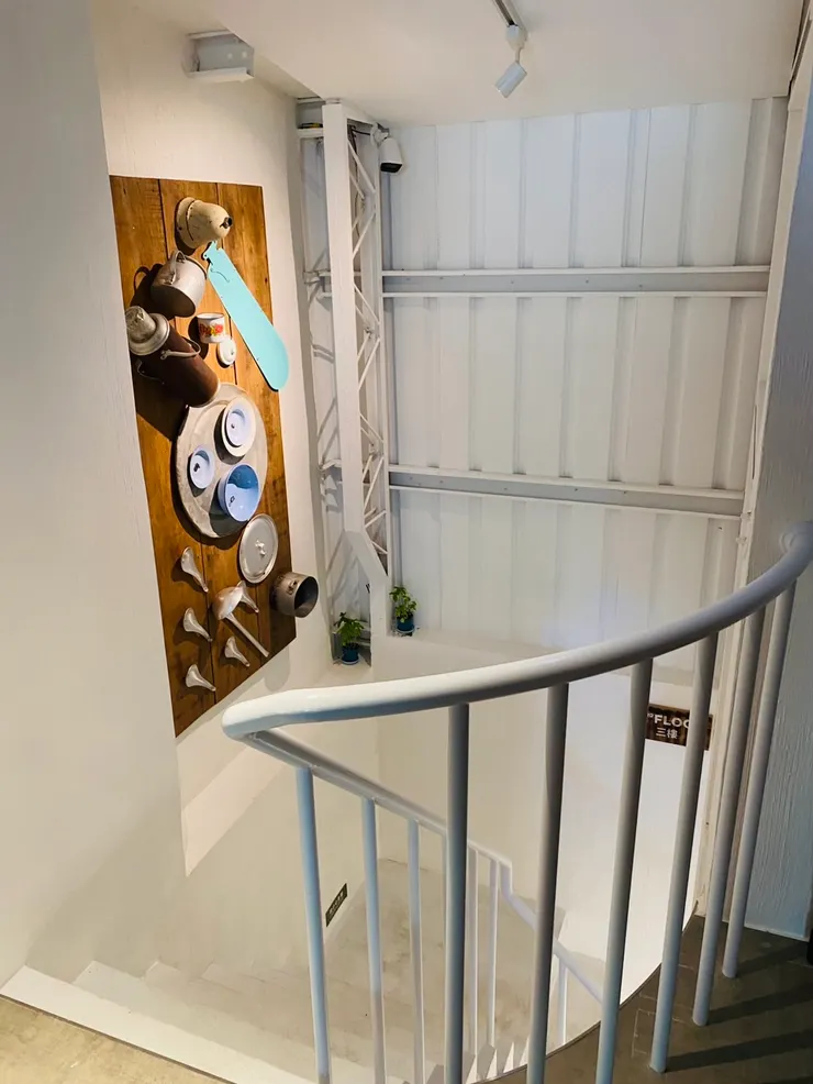 往3樓的樓梯間，牆上也掛著碗盤的裝飾，特別又可愛。