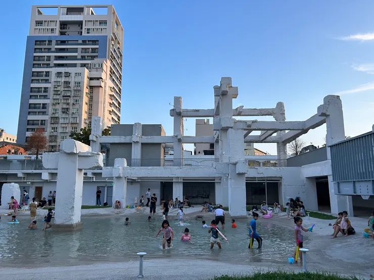在河樂廣場可以看到當初施工的痕跡