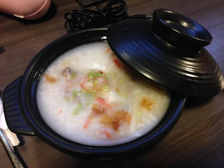 宵夜是海鮮粥，比晚餐好吃一百倍！