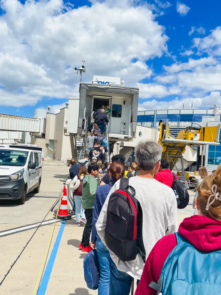 這張是已抵達時要走空橋入航廈時拍的