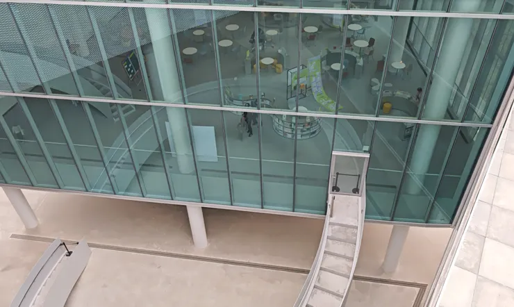 台中綠美圖通透玻璃廊道，層疊空間映現現代建築的通透與流動感