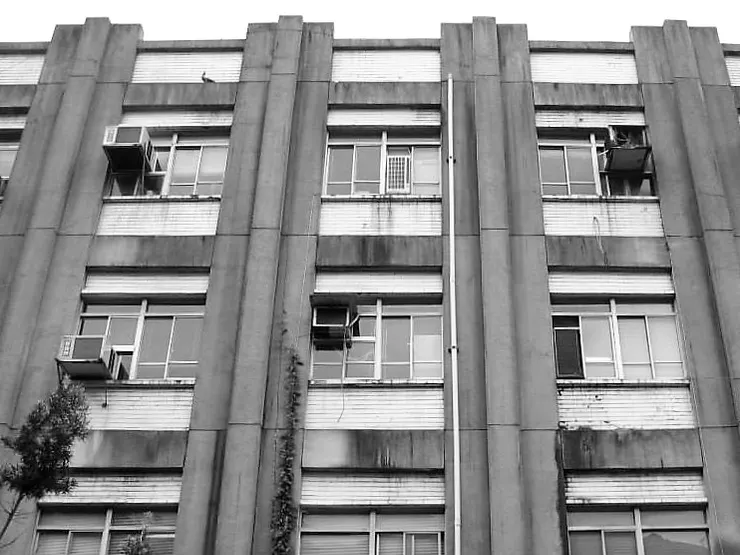 外露的柱樑兩側加了一堵同材質的牆,呈現立體感