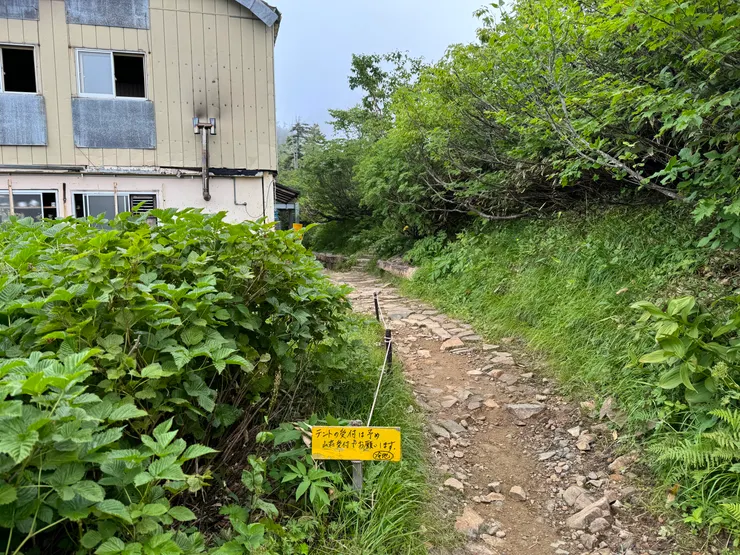 防君子不防小人的營地。如果有人硬是沒有付錢就上去紮營，以這樣的距離，山屋的人可能不會知道。