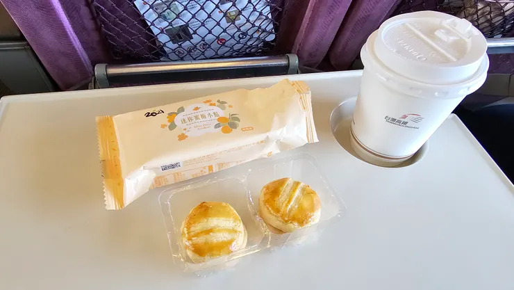 高鐵商務車廂的梅子餅超好吃!這是五月份南下車次!