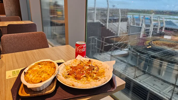 這是前幾天下班後在機場吃的晚餐!窗外還能看飛機!超像在貴賓室!