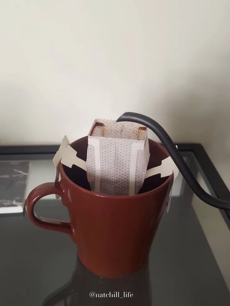 用細嘴手沖壺加入熱水