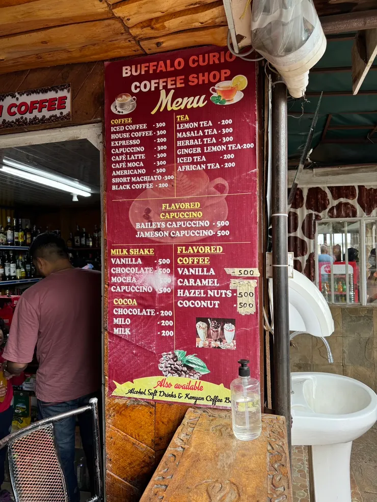 咖啡一杯大概是小7中熱拿，費用300KES (台幣76)