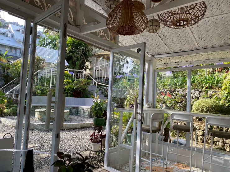 Pines 超級近的咖啡廳 走路5分鐘____Angela Cafe