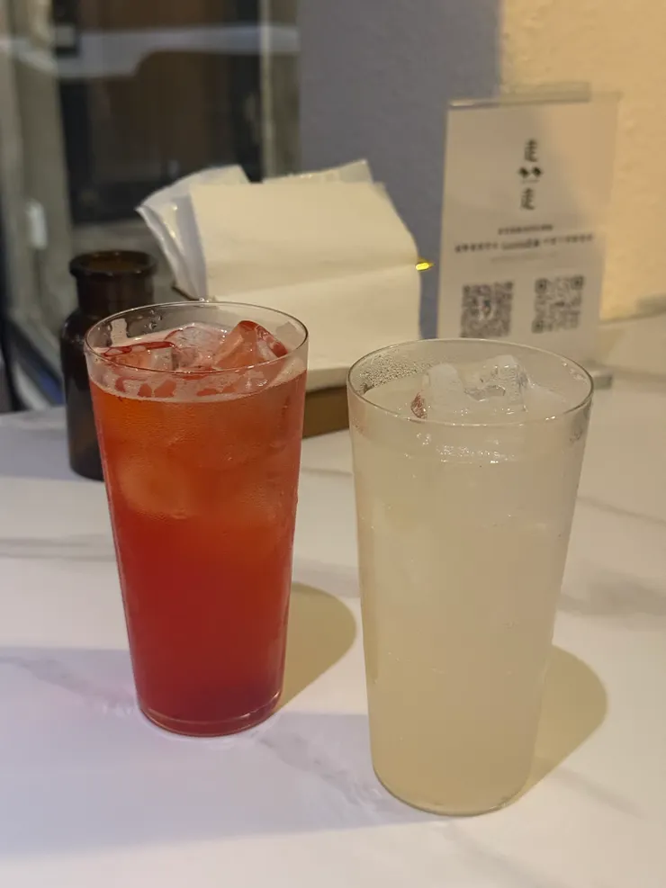 草莓氣泡飲   130元  &  岩鹽荔枝氣泡飲   130元
