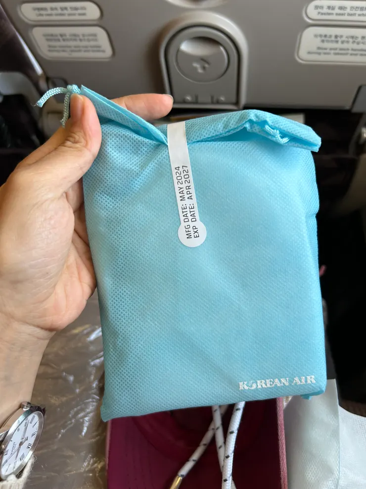 大韓航空過夜包，裡面有牙刷組、拖鞋
