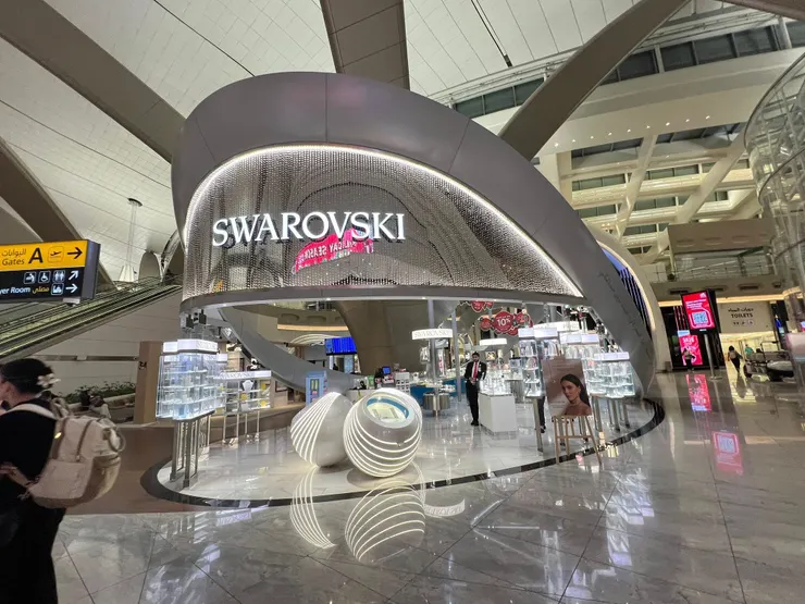 匆匆走過免稅店商場