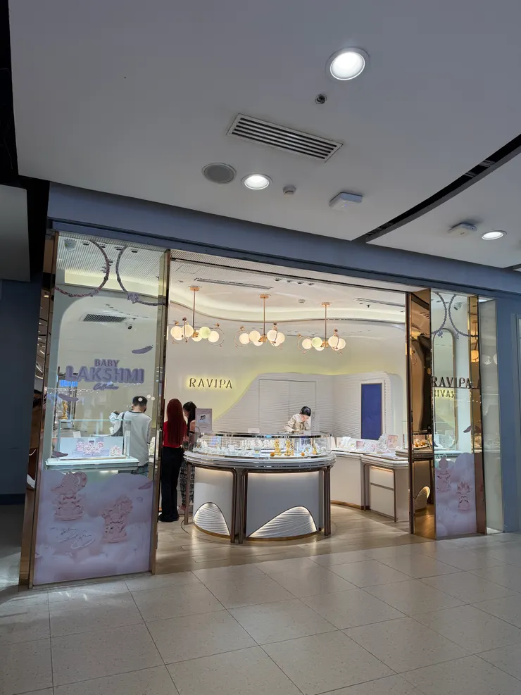 Ravipa泰國最近熱門飾品品牌，特別的是跟很多寺廟合作，飾品會開過光，熱賣款有四面佛、龍王等等