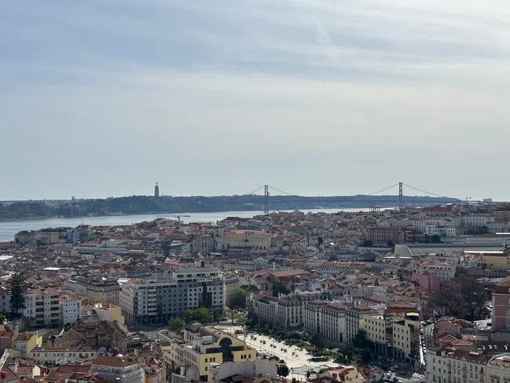 天上聖母觀景台遠眺河邊的大橋