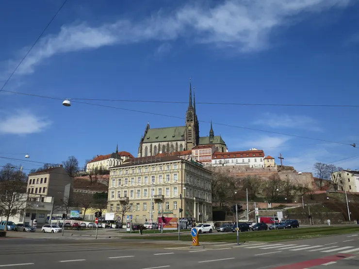 Petrov因為很高，到處都可以看到它的蹤跡(從火車站拍攝)