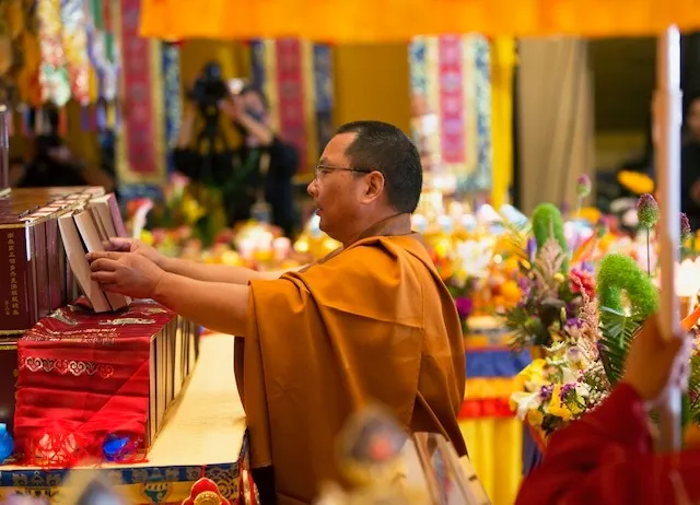 来自美国各州及加拿大、秘鲁、德国、中国、日本、泰国、马来西亚、新加坡、台湾、香港等国家及地区的上千佛教信徒，6月30日在南加州参加佛诞纪念暨经藏总集发表法会。（佛教经藏总集编委会提供）