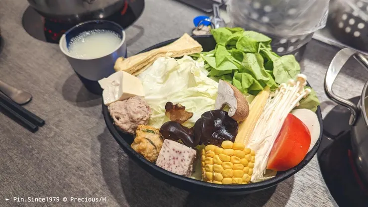 菜盤：老賈沒換，他吃菜。